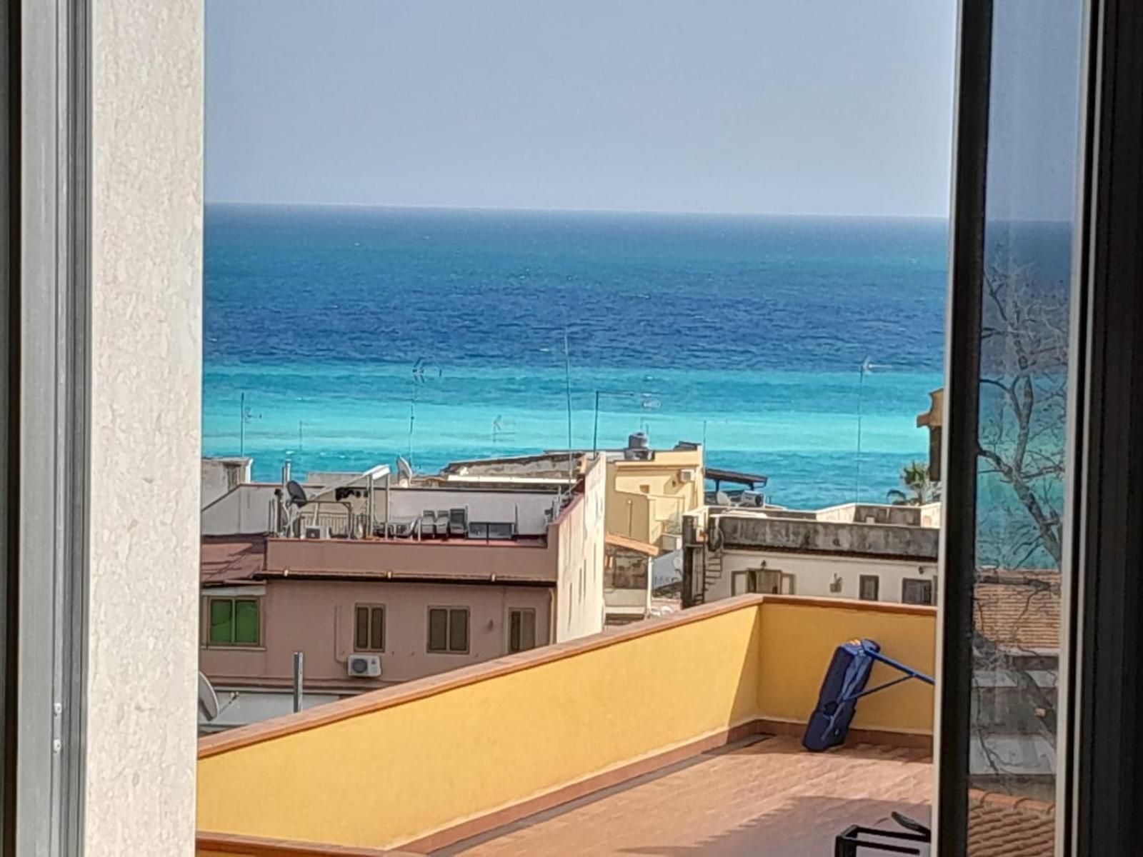 Mungi Bay, Flat With Sea View Roof Top Terrace Giardini Naxos Rom bilde